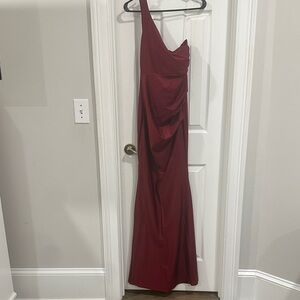 Chic Maroon One-Shoulder Gown